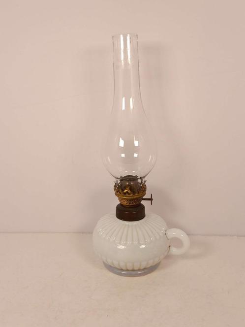 Lampe à huile avec socle en opaline blanche, Antiek en Kunst, Antiek | Verlichting, Ophalen of Verzenden