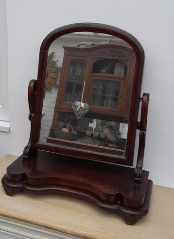 Oude kapspiegel in fineerhout beschikbaar voor biedingen