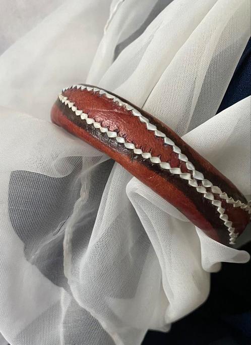 Magnifique bracelet traditionnel / artisanal africain cuir, Handtassen en Accessoires, Armbanden