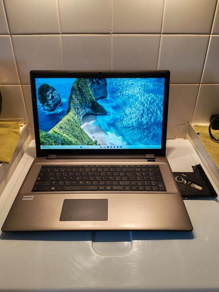 Laptop clevo w950-15.6inch cam wifi hdmi usb 3, Computers en Software, Windows Laptops, Gebruikt, 17 inch of meer, SSD, 2 tot 3 Ghz