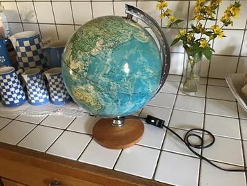 Vintage wereldbol globe op houten voet