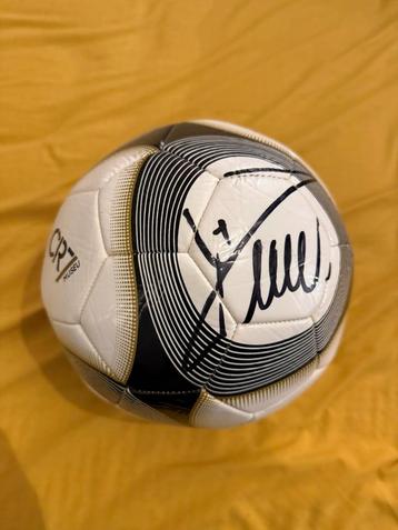 Gesigneerde bal Ronaldo beschikbaar voor biedingen