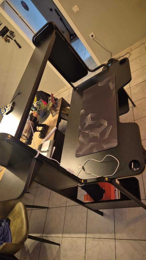 Gaming bureau FREDDE (Ikea), Huis en Inrichting, Bureaus, Zo goed als nieuw, Ophalen