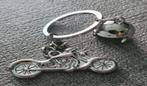 Leuke sleutelhangers   moto + helm  =  4.5 cm op 2 cm  Prijs, Ophalen of Verzenden, Nieuw, Motoren