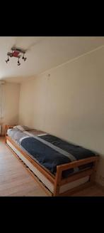 1 persoonsbed met lattenbodem, matras met beddelaken, Huis en Inrichting, Ophalen, Zo goed als nieuw