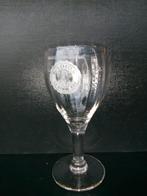 Antiek glas op statief RADIOS LA BONNE EAU Bron Charlemagne, Gebruikt, Ophalen of Verzenden, Waterglas