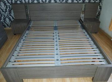 Bed van 160x200cm met 2 lichte bedsets+bultex boxspring beschikbaar voor biedingen