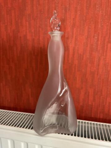 Carafe en verre disponible aux enchères