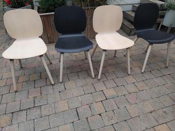 4 stoelen 2 in licht narurel kleur 2 in zwart  beschikbaar voor biedingen