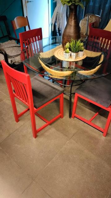 Fraaie eetkamer set met ronde glazen tafel. beschikbaar voor biedingen