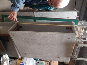 Droogvoederbakken beschikbaar voor biedingen