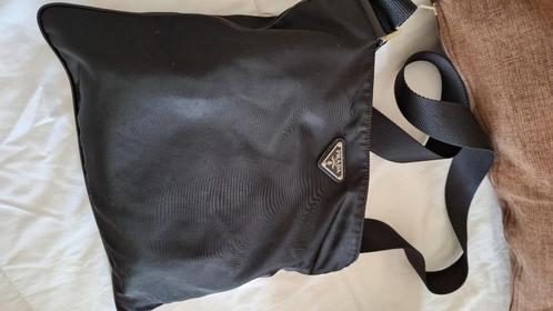 Prada schoudertas, Handtassen en Accessoires, Tassen | Schoudertassen, Zo goed als nieuw, Overige merken, Zwart, Ophalen of Verzenden