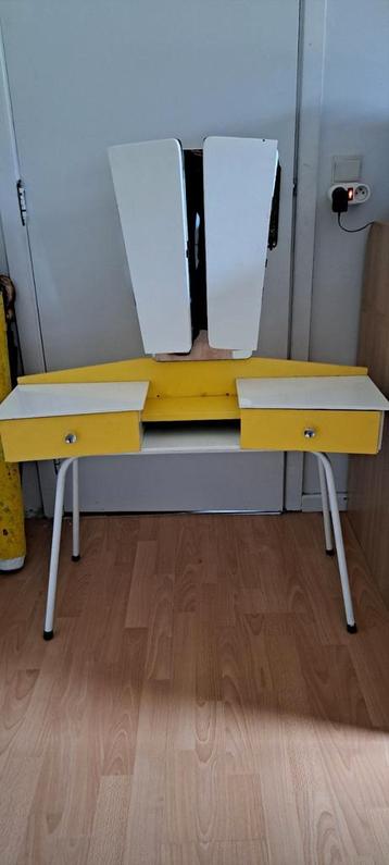 Schminktafeltje voor op een kinderkamer. beschikbaar voor biedingen