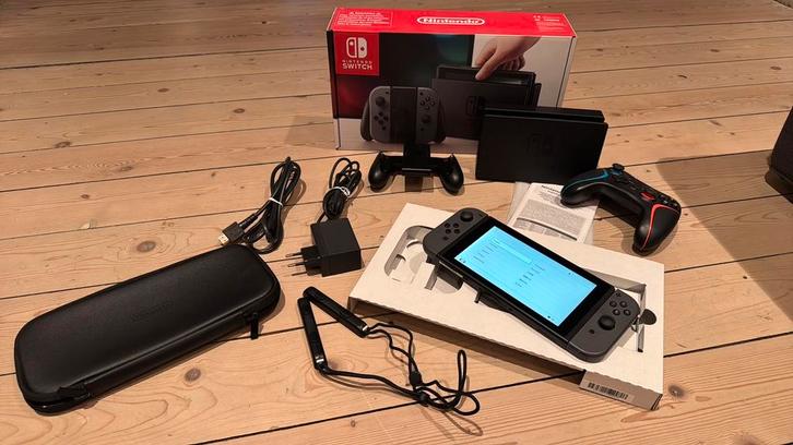 Nintendo Switch Console in doos, memory card en extras, Consoles de jeu & Jeux vidéo, Consoles de jeu | Nintendo Switch, Comme neuf