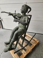 Bronzen meisje op schommelstoel zware oude brons koopje !!!, Ophalen of Verzenden, Zo goed als nieuw, Overige materialen, Mensenbeeld