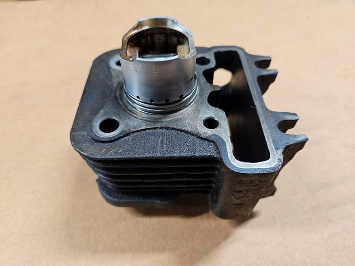 cilinder piaggio zip 4 takt, Fietsen en Brommers, Brommeronderdelen | Algemeen, Zo goed als nieuw, Cilinder, Ophalen of Verzenden