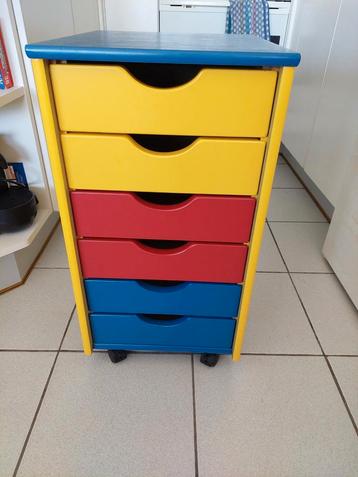 Nieuw houten ladenkastje op wielen  beschikbaar voor biedingen