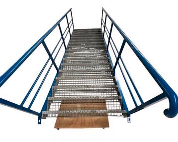 Trap 340cm - 17 treden tbv entresolvloer / verdiepingsvloer. beschikbaar voor biedingen