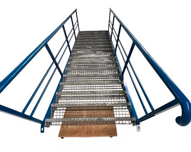 Trap 340cm - 17 treden tbv entresolvloer / verdiepingsvloer., Doe-het-zelf en Bouw, Ladders en Trappen, Zo goed als nieuw, Trap