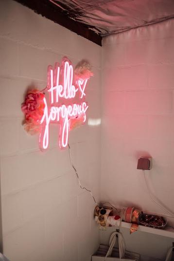 Roze led lamp beschikbaar voor biedingen