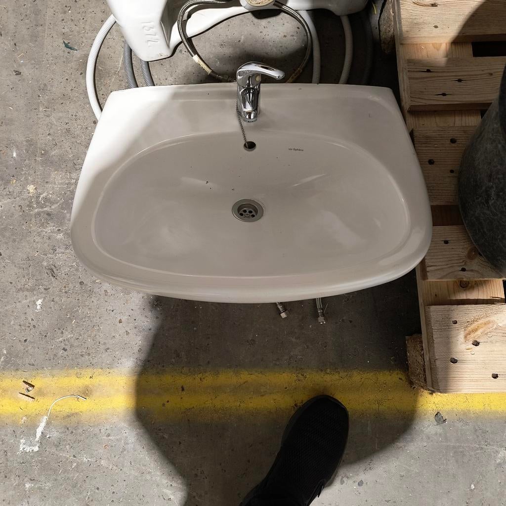 Porseleinen lavabo, Ophalen