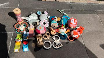 Assortiment babyspeelgoed beschikbaar voor biedingen
