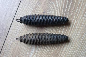 2 antieke klokgewichten beschikbaar voor biedingen