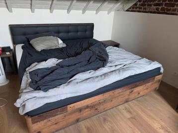 Bed + 2 nachtkastjes beschikbaar voor biedingen