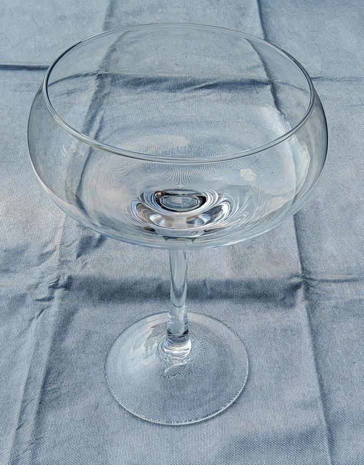 Decoratieve glazen schaal op hoge voet, Huis en Inrichting, Woonaccessoires | Schalen en Manden, Zo goed als nieuw, Glas, Ophalen