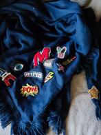 Grote donkerblauwe sjaal in driehoeksvorm met labels/franjes, Kleding | Dames, Ophalen of Verzenden, Zo goed als nieuw