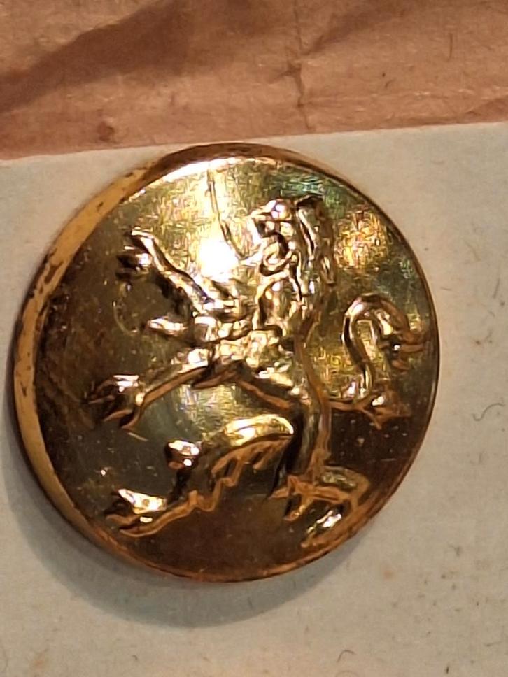 oude goudkleurige knoop Belgische landmacht jaren 40-50, Verzamelen, Militaria | Algemeen, Landmacht, Kleding of Schoenen, Ophalen of Verzenden