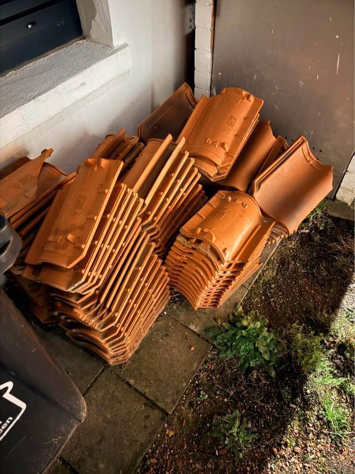 Tuile de toit à donner gratis, Bricolage & Construction, Tuiles & Revêtements de toit, Comme neuf, Tuiles, Autres matériaux, Rouge