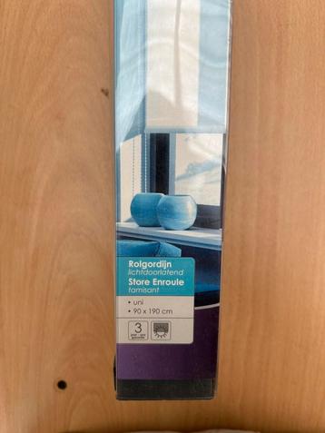 Wit rolgordijn beschikbaar voor biedingen