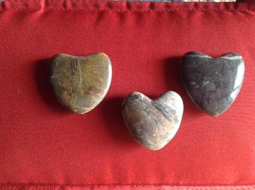 Set van 3 hartjes uit marmer geslepen 4x4 cm 27 gram., Verzamelen, Mineralen en Fossielen, Mineraal, Ophalen of Verzenden