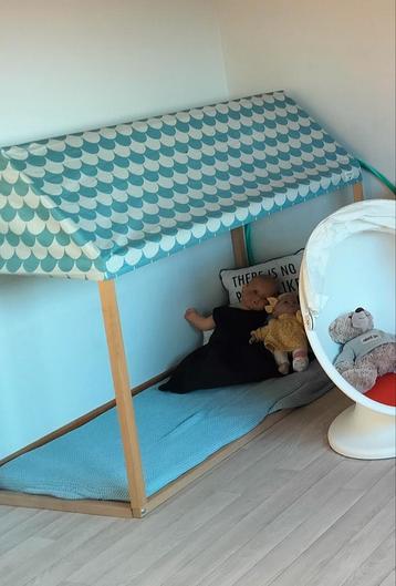 Maisonnette en bois bleu Nobodinoz, avec matelas et housse, Enlèvement, Comme neuf