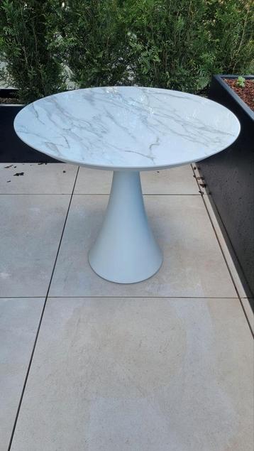 Table en céramique Calacatta de 85 cm de diamètre pour la te