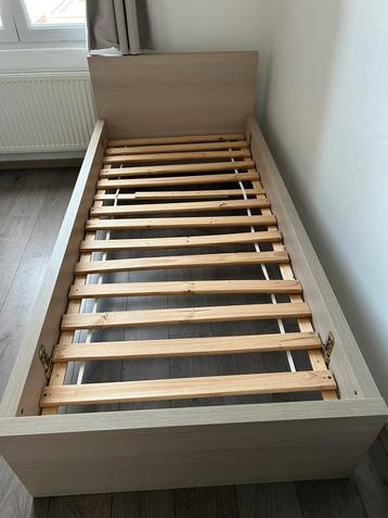 Eenpersoonsbed met lattenbodem, houtskleur beschikbaar voor biedingen