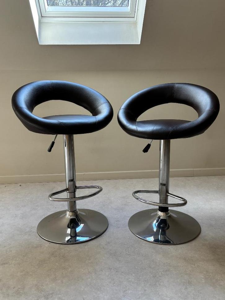Tabourets de bar, Maison & Meubles, Tabourets de bar, Utilisé, 60 à 90 cm, Cuir, Métal, 2 tabourets, Réglable en hauteur, Avec repose-pieds