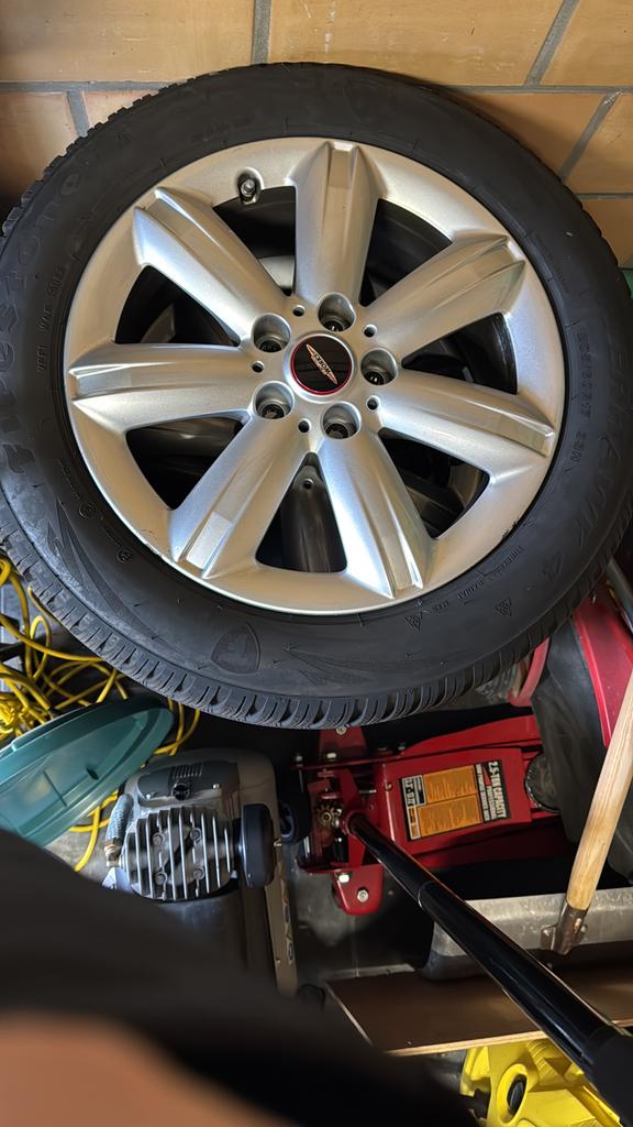 4 winterbanden Mini Countryman 205/60R17, Auto-onderdelen, Banden en Velgen, Ophalen, Winterbanden, Band(en)