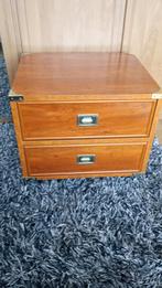 Table de chevet vintage avec poignées en laiton, sur roulett, Maison & Meubles, Enlèvement