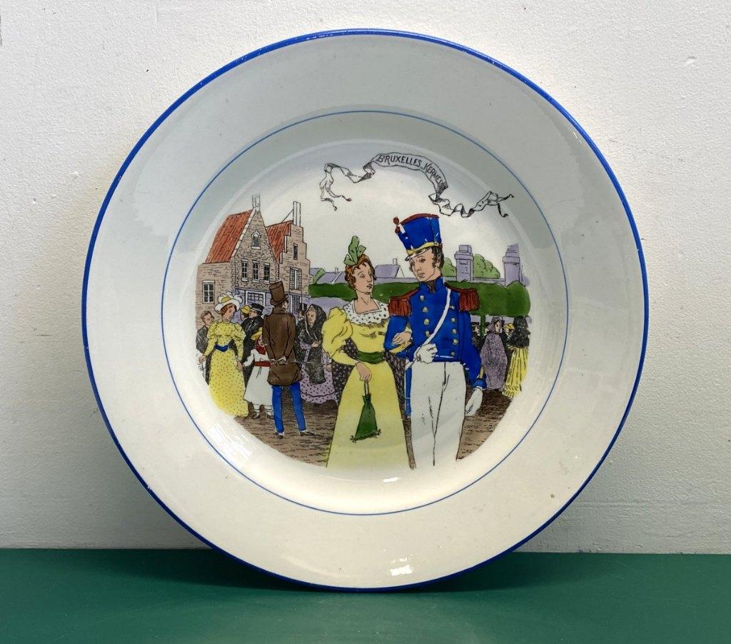 Assiette Kermesse Bruxelles ca 1900 Société Céram Maastricht, Antiquités & Art, Enlèvement ou Envoi