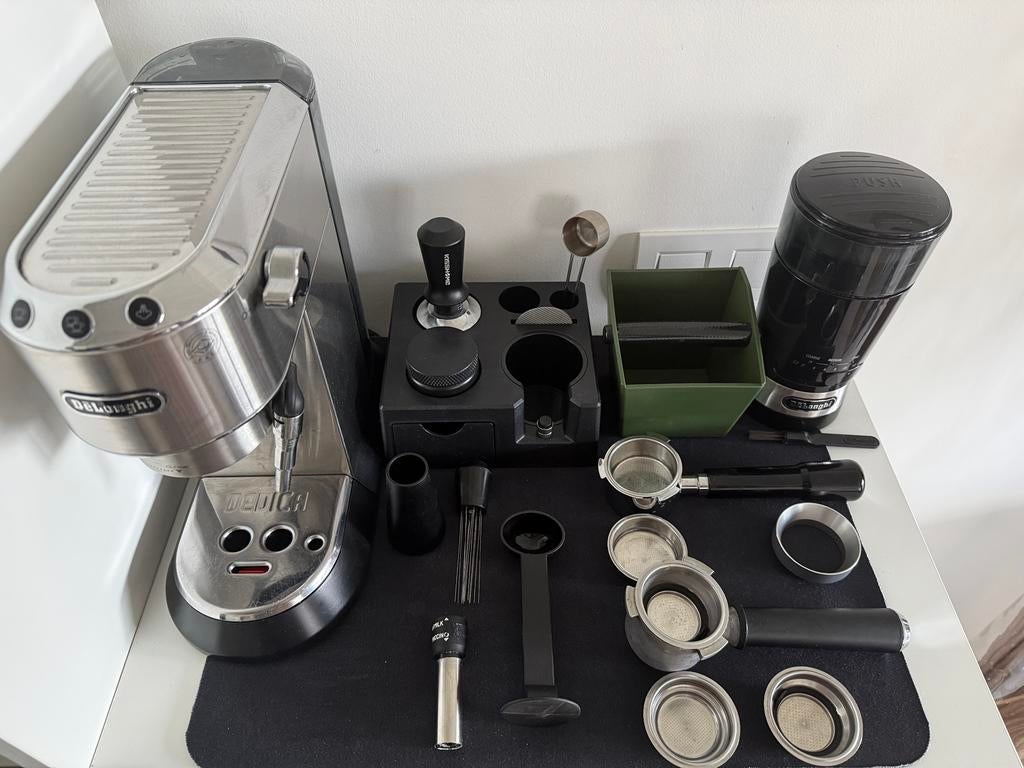 DeLonghi dedica Kit espresso complet + moulin + accessoires, Electroménager, Cafetières, Comme neuf, Café moulu, Café en grains
