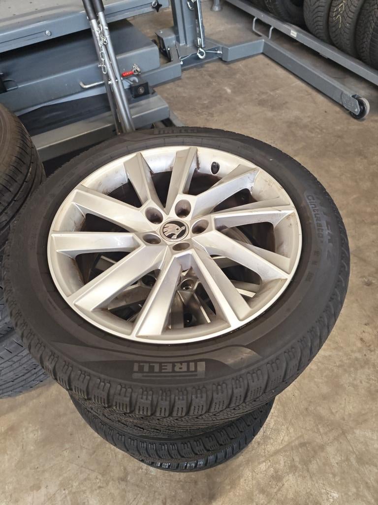 Skoda velgen 17" - ET40 / met NIEUWE banden, Ophalen, Zo goed als nieuw