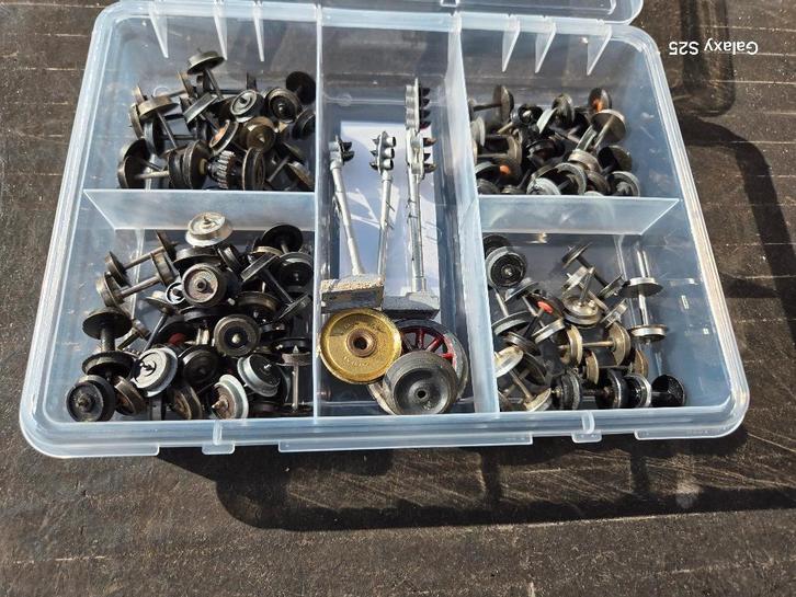 GRAND LOT DE DIFFERENTES ROUES ET AUTRES ACCRSSOIRES, Hobby & Loisirs créatifs, Trains miniatures | HO, Comme neuf, Rails, Enlèvement ou Envoi