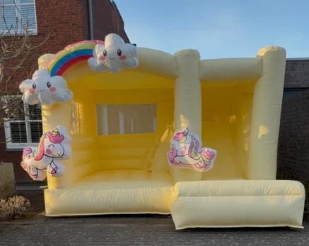 Springkasteel Unicorn - NIEUW, Hobby en Vrije tijd, Feestartikelen | Verhuur, Nieuw, Ophalen of Verzenden