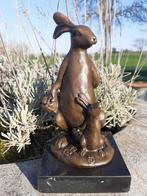LAPIN ET SON PETIT EN BRONZE SIGNE MILO SUR SOCLE, Enlèvement, Bronze