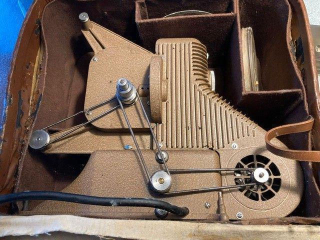 Vintage 8mm projector Universal PC-500 - zoldervondst, Verzamelen, Foto-apparatuur en Filmapparatuur, Projector, 1940 tot 1960