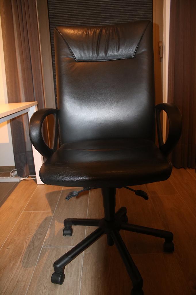 Bureaustoel in leder, Huis en Inrichting, Bureaustoelen, Ophalen, Gebruikt, Zwart, Bureaustoel