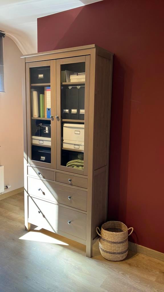 Hemnes vitrinekast, Huis en Inrichting, Ophalen, Gebruikt, Grenenhout, Landelijk