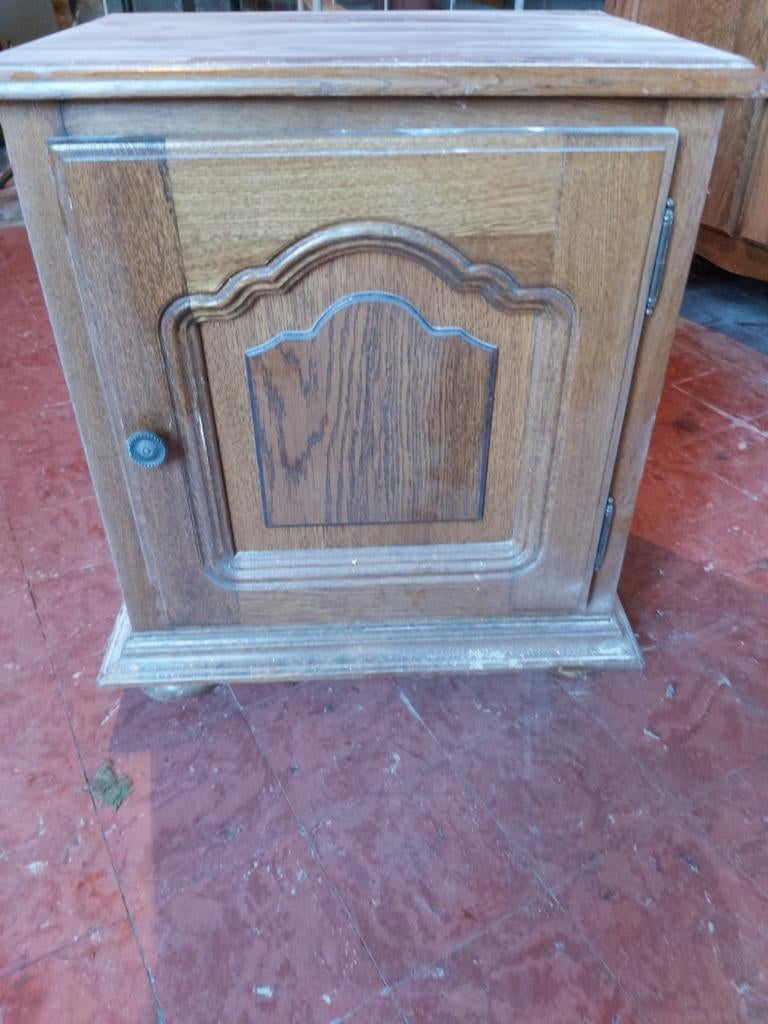 Gratis nachtkastje en barkast, Ophalen